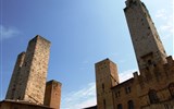 Pěšky po kraji Toskánsko a údolí UNESCO Val d'Orcia 2022 - Itálie, Toskánsko - San Gimignano, rodové věže, vpravo věž Palazza Vecchio, nejstarší ve městě