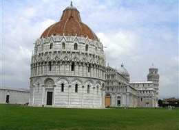 Itálie, Toskánsko, Pisa, Campo dei Miracoli, baptistérium, vzadu dóm a šikmá věž