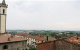 Florencie, Garfagnana s koupáním a Carrara 2022 - Itálie - Toskánsko, Vinci, pohled z hradu na centrum, vlevo kostel Santa Croce