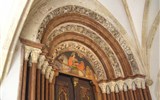 Zadunají - Maďarsko - Zadunají - Pannonhalmský klášter, gotická křížová chodba, vchod do baziliky