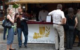 Eger, Tokaj, Budapešť, termály a víno 2022 - Maďarsko - Tokaj - Tokajské slavnosti, u stánků můžete ochutnat množství různých druhů a odrůd vín
