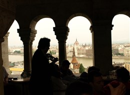 Budapešť vlakem, památky, termální lázně a výstava Renoir 2023 Budapešť a okolí Maďarsko, Budapešť, houslista na Rybářské baště