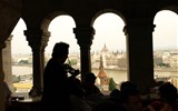 Budapešť vlakem, památky, termální lázně i tradiční trhy 2021 - Maďarsko, Budapešť, houslista na Rybářské baště