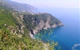 Ligurská riviéra a Cinque Terre s koupáním 2023 - Itálie -  Ligurie - divoké pobřeží Cinque Terre a vysoko nad ním Corniglia
