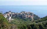Cinque Terre - Itálie -  Ligurie - Corniglia, nejmenší vesnička z pěti na 90 m vysokém útesu