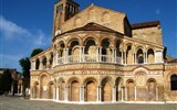 Benátky, ostrovy a Bienále architektury 2023 - Itálie, Benátky, ostrov Murano, ostrov sklářů, románský kostel Santi Marie e Donato z 12.stol, zaoženýl v 7.století