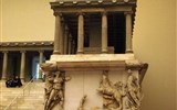 Pergamonské muzeum - Německo - Berlín - Pergamon museum, Pergamonský oltář, 2.stol. př.n.l, Eumenes II. na památku na vítězství nad Kelty