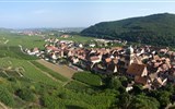 Kouzelné Lotrinsko, Alsasko, Vogézy a vinná stezka 2023 - Francie - Alsasko - Kaysersberg, vzadu Colmar 