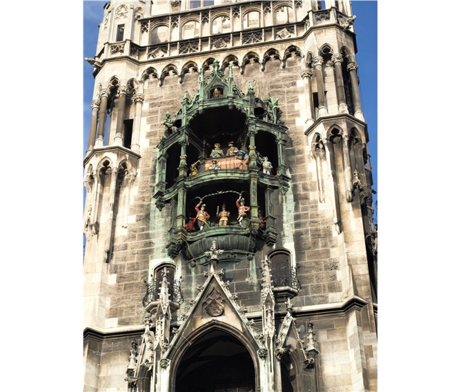 Mnichov a Velká galerijní noc - Německo - Mnichov, Nová radnice, orloj na Glockenspiele (Hodinová věž) s 43 zvonky a 32 figurami