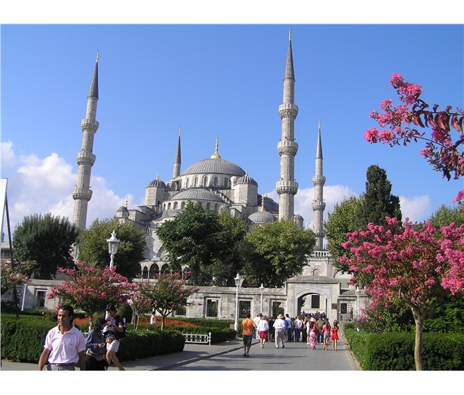 Istanbul, městou dvou kontinentů 2024 - Turecko - Istanbul, Modrá mešita, Sultan Ahmed Camii, stavěna od roku 1609