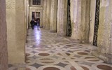 Syrakusy - Itálie - Sicílie - Syrakusy, katedrála, původní sloupy Athénina chrámu zabudované do stavby