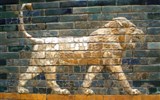 Pergamonské muzeum - Německo - Berlín - reliéf lva z glazovaných cihel z Ištařiny brány, Babylon, Pergamon museum, lev je symbolem bohyně Ištar, bohyně lásky a války