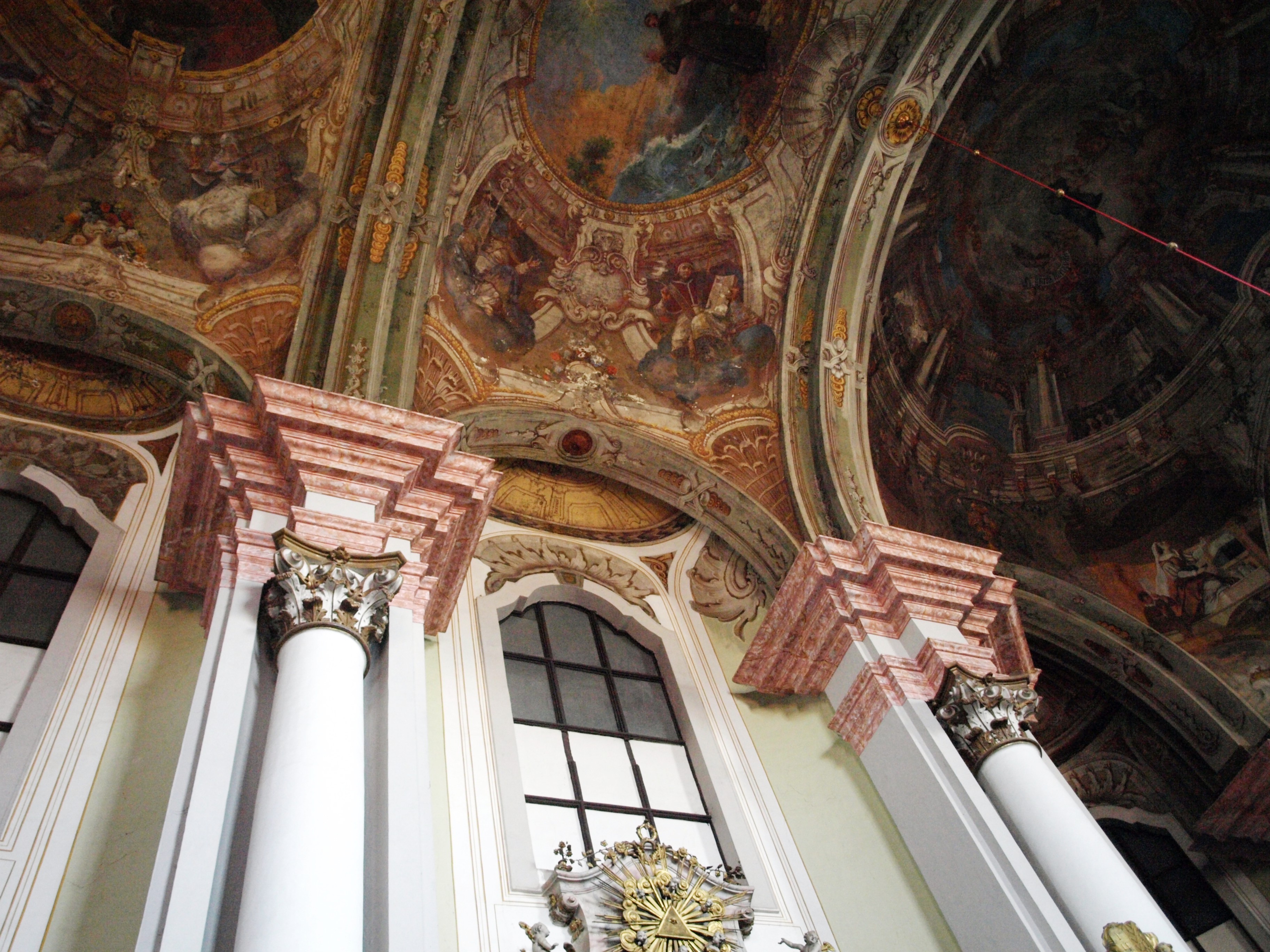 Eger - průvodce městem - Maďarsko - Eger - interiér barokního minoritského kostela od K.I.Diezenhofera, 1771