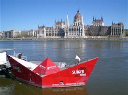 Budapešť vlakem, perla na Dunaji plná zážitků a termální lázně  Maďarsko - Budapešť - pohled na parlament stavěný podle londýnského vzoru v klasicistním stylu
