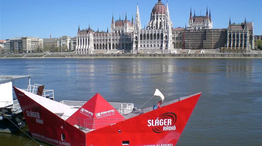 Budapešť vlakem, perla na Dunaji plná zážitků a termální lázně  Maďarsko - Budapešť - pohled na parlament stavěný podle londýnského vzoru v klasicistním stylu