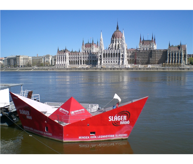 Budapešť vlakem, perla na Dunaji úplně jinak, termály a plavba lodí 2022 - Maďarsko - Budapešť - pohled na parlament stavěný podle londýnského vzoru v klasicistním stylu