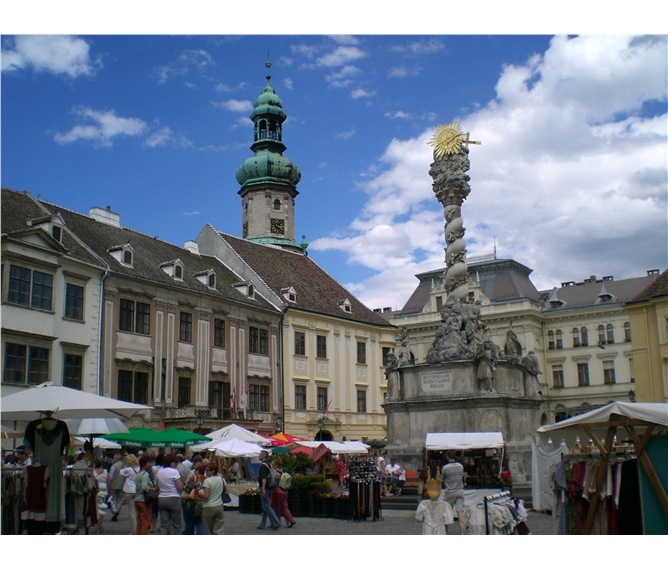 Burgenlandsko plné slunce, čápů a vína 2020 - Maďarsko - Šoproň - Fó tér (Hlavní náměstí) s barokním sloupem nejsvětější Trojice z roku 1700