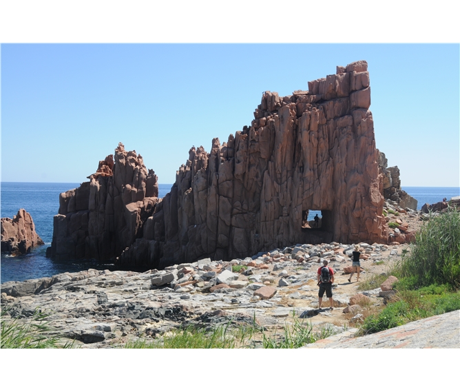 Sardinie, rajský ostrov nurágů v tyrkysovém moři chata 2020 - Itálie - Sardinie - Arbatax, nádherné útesy tvořené červeným porfyrem a žulou
