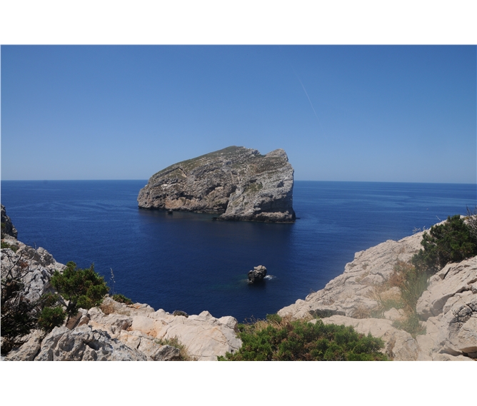 Sardinie, rajský ostrov nurágů v tyrkysovém moři, stan - Sardinie - kouzelné pobřeží