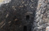 Sardinie, rajský ostrov nurágů v tyrkysovém moři chata letecky 2020 - Sardinie - nuragový komplex Barumuni, doba bronzová, 1300-500 př.n.l.