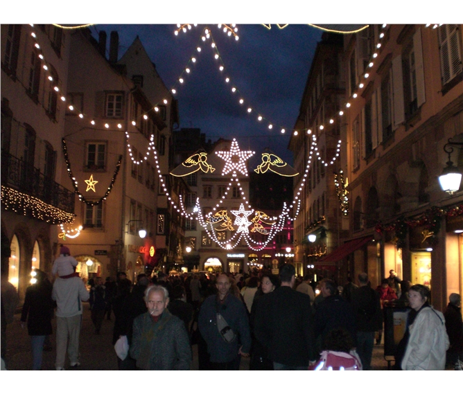 Advent v Alsasku - zimní pohádka nejen o víně a středověký trh 2021 - Francie - Alsasko - v čase adventu září ulice světly