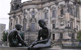 Adventní Berlín a galerie 2022 - Německo - Berlín - sochy za dómem