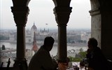 Budapešť, památky a termální lázně adventní 2022 - Maďarsko - Budapešť - pohled z Rybářské bašty na parlament a Dunaj