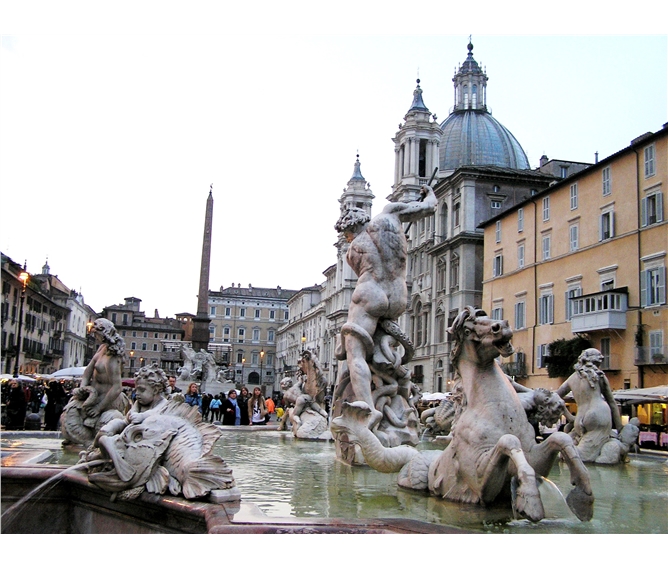 Řím, Vatikán, Ostia Antica po stopách Etrusků letecky s koupáním 2022 - Itálie - Řím - Fontana del Neptuno (1878) na Piazza Navona, post. na Domiciánově stadionu z 1.stol.