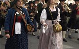 Tyrolsko - Rakousko - Insbruck - tyrolačky v krojích při jedné z místních slavností