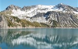 Lechtalský víkend - Rakousko - Lünersee, hladina odráží horské štíty kolem