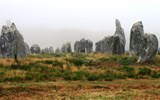 Bretaň, tajemná místa, přírodní parky a megality a koupání v Atlantiku 2023 - Francie - Bretaň - Carnac, pole Kermario, velikost některých menhirů přesahuje 3 metry, celkem 1029 menhirů
