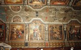 Bretaň, tajemná místa, přírodní parky a megality a koupání v Atlantiku 2023 - Francie - Bretaň - Carnac, strop kostela je zdoben malovanými výjevy ze života sv.Cornelia