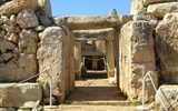 Malta, srdce Středomoří 2021 - Malta - Mnajdra, průhled při rovnodennosti, archeoastronomické poznatky lze přímo vidět