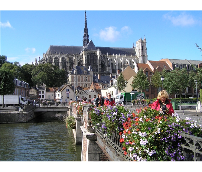 Pikardie, toulky v Ardenách, koupání v La Manche 2022 - Francie - Pikardie - Amiens, katedrála, pohled z města