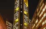 Frankfurt nad Mohanem a výstavy Botticelli a Seurat - Německo - Frankfurt - noční mrakodraspy