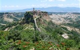 Italské puzzle - Itálie - Lazio -  Civita di Bagnoreggio, oáza středověku na osamělém ostrohu