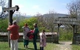 Říjnová Budapešť a Dunajský ohyb s koupáním - Maďarsko - skanzen Szentendre, před kostelem z Mándoku