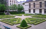 Paříž, Disneyland 2023 - Francie - Paříž - zahrady jednoho z paláců ve čtvrti Marais