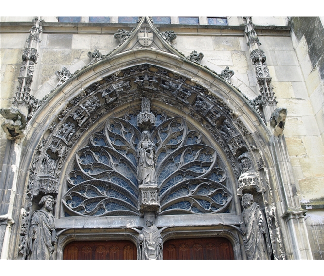 Champagne, UNESCO, víno, katedrály a středověká slavnost Médievales 2020 - Francie - Burgundsko - Remeš, bazilika St.Rémy, hlavní vchod, tympanon