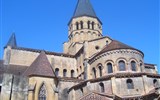 Auvergne - Franxcie - Auvergne - Orcival, románská bazilika v typicka auvergnském stylu, 12.stol.
