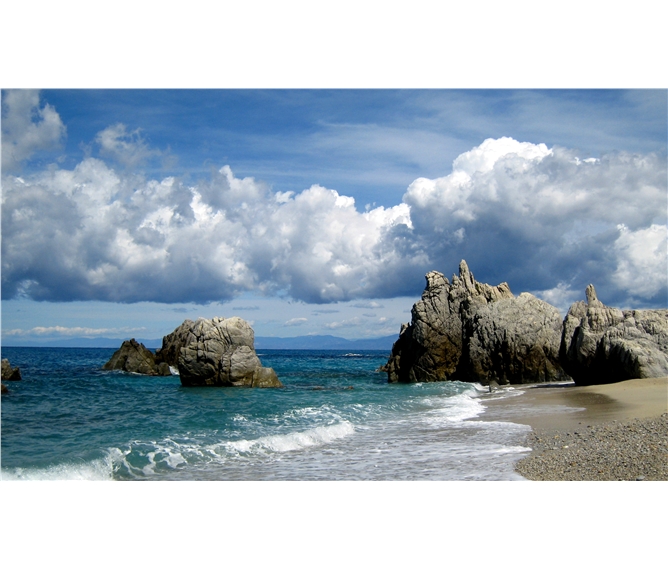 Kalábrie a Apulie, toulky jižní Itálií s koupáním 2022 - Itálie - Kalábrie - překrásné pobřeží u Capo Spulico
