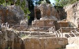 Sovana - Itálie, Toskánsko, Sovana, etruská hrobka Tomba Ildebranda a zbytky zádušního chrámu nad ní