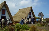 Madeira s turistikou - Portugalsko - Madeira - Santána, barevné domy