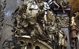 Adventní Vídeň, Schönbrunn, trhy 2022 - Rakousko - Vídeň - Peterskirche, sousoší zobrazující vhození Jana z Nepomuku do Vltavy