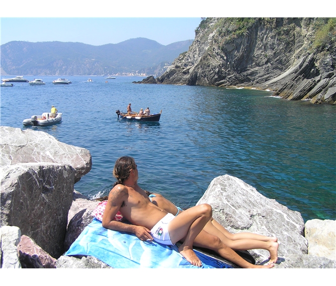 Ligurská riviéra, Cinque Terre s koupáním - Itálie - Ligurská Riviéra - Vernazza, teplé moře láká ke koupání