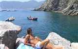 Ligurská riviéra a Cinque Terre s koupáním 2021 - Itálie - Ligurská Riviéra - Vernazza, teplé moře láká ke koupání