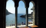 Ligurská riviéra a Cinque Terre s koupáním 2021 - Itálie - Ligurská Riviéra - Abbazia di San Fruttuoso, při pohledu z temného kláštera láká moře ještě víc