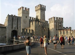 Itálie - Sirmione - městské hradby a hlavní brána