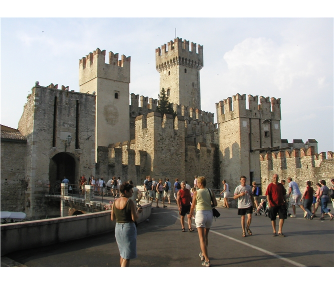 Léto na jezeře Garda s koupáním 2023 - Itálie - Sirmione - městské hradby a hlavní brána
