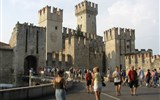 Léto na jezeře Garda s koupáním 2022 - Itálie - Sirmione - městské hradby a hlavní brána